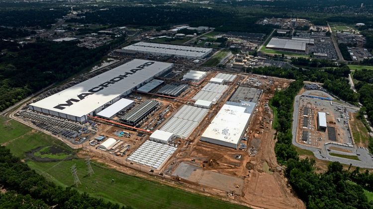 Eine Drohnenaufnahme zeigt das xAI Colossus 2 „Macrohard“ Rechenzentrum in Southaven, Mississippi, USA, am 30. Mai 2026. Große Gebäude und Baustellen sind von Wald- und Grünflächen umgeben.