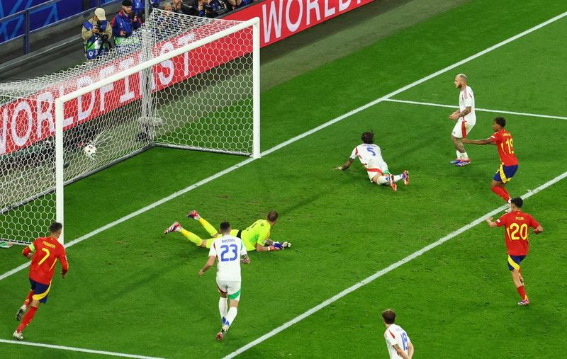 Fußball-EM live: Italiens Calafiori bringt Spanien mit einem Eigentor 1:0 voran