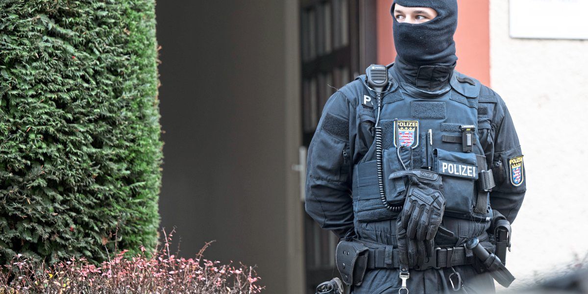 Bayerische Polizei beschlagnahmt zahlreiche Waffen bei Reichsbürger