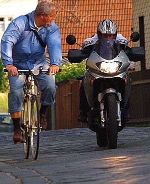 Zwei Männer sitzen auf dem Motorrad mit großem Kühlschrank oder