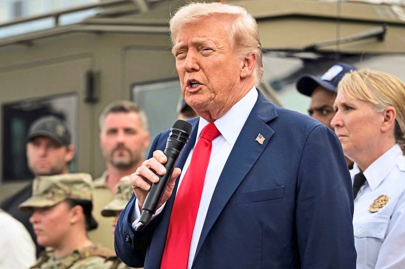 "Alle sind jetzt sicher": Trump besuchte Kommandozentrale der Polizei in Washington