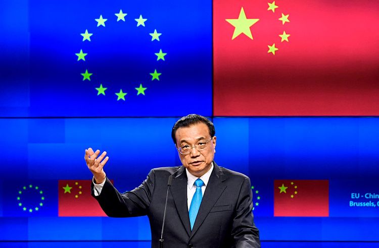 Li vor EU- und China-Flaggen.