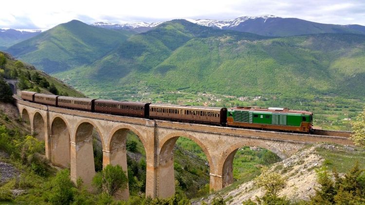 Ein Zug fährt über ein Viadukt