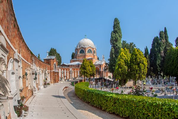 Eine-schwimmende-Br-cke-verbindet-Venedig-mit-seinem-Hauptfriedhof