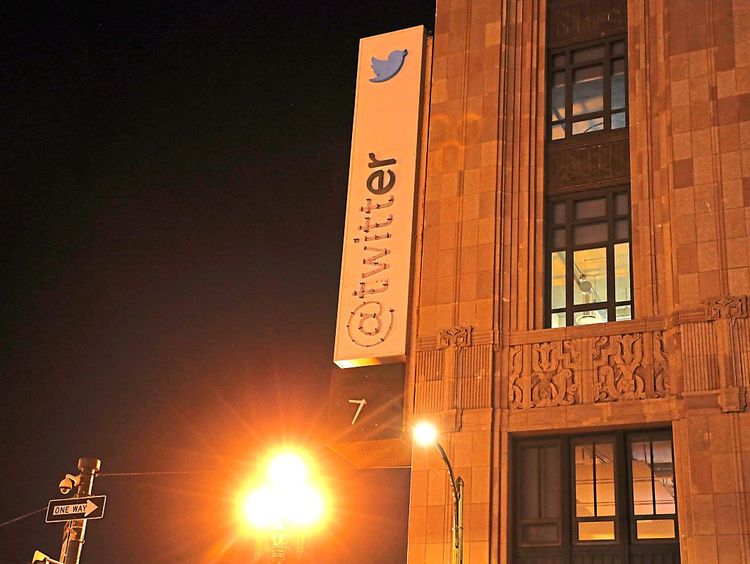 Auf einer Tafel an einem Gebäude, das das Hauptquartier des Social-Media-Unternehmens Twitter ist, sind nur mehr die zwei Buchstaben e und r verblieben.