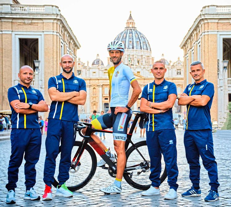 Rien Schuurhuis mit Trainern und Betreuern am Petersplatz in Rom