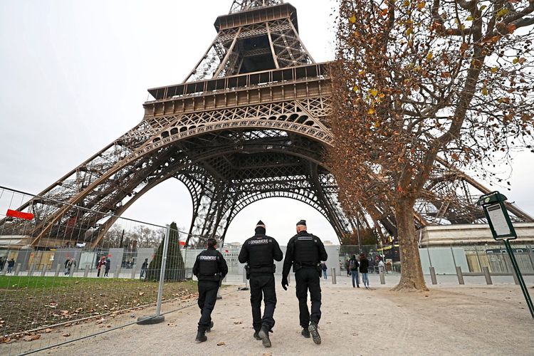 Polizei vor Eiffelturm