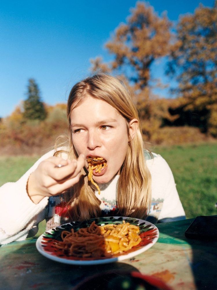 Wie das Model Anna Ewers in der Toskana den Rückzug probt Mode