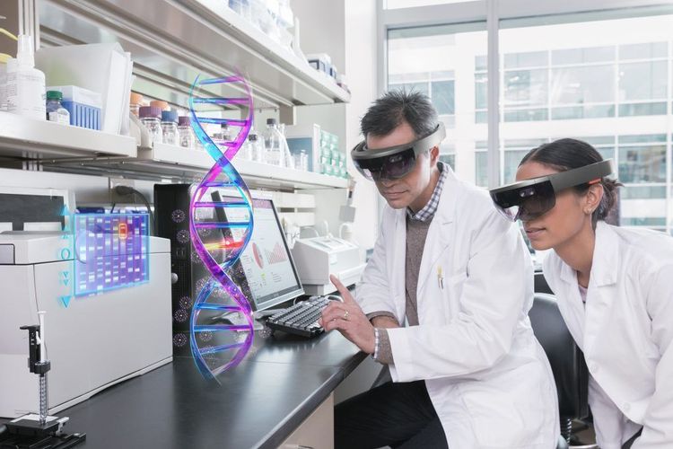 Eine Forscherin und ein Forscher betrachten eine DNA-Doppelhelix durch eine AR-Brille.