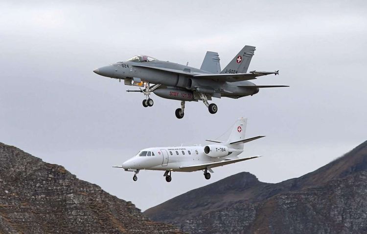 FA-18 Hornet und Learjet vom Typ Cessna 560XL Citation Excel