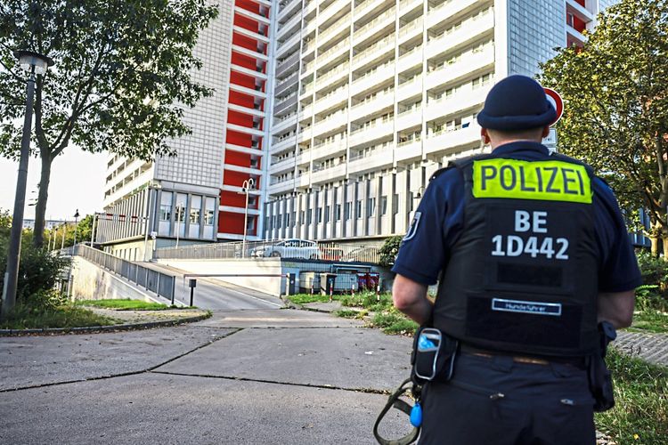 Ein Polizist steht bei einer Razzia gegen Hammerskins-Mitglieder in Berlin Wache.