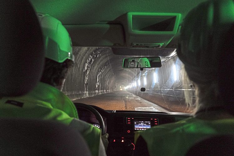 Blick aus der Windschutzscheibe eines Autos, vor einem liegt ein Tunnel.
