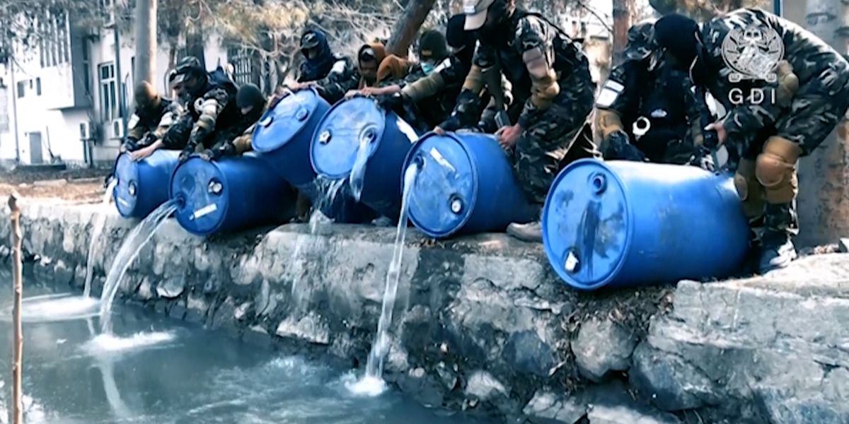 Afghanistan Taliban leeren Alkohol in Gewässer Video derStandard