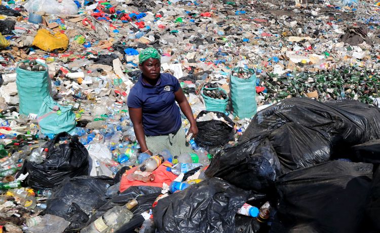 Eine Frau auf einer Müllhalde.
