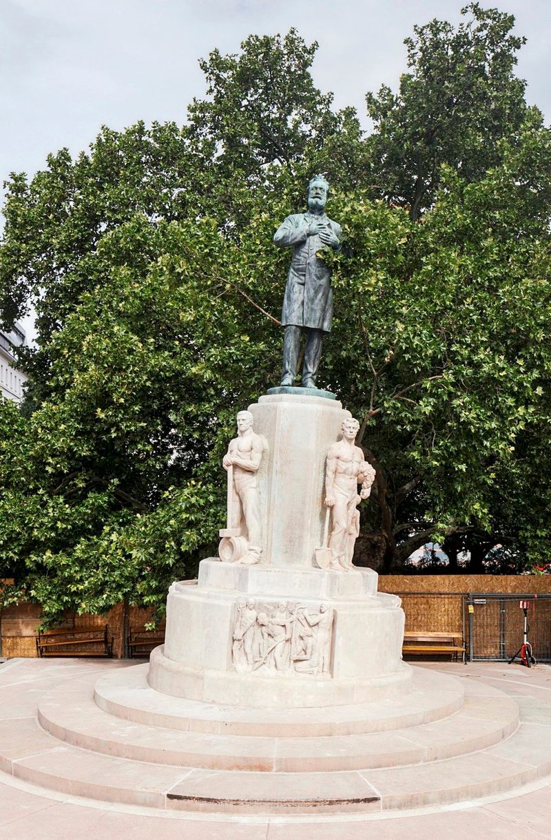 Wiener Lueger-Statue unter Pfeifkonzert Jüdischer Hochschüle