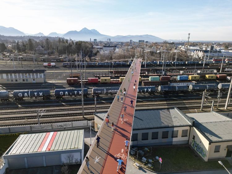 Eine Brücke für Radfahrer und Fußgängerinnen soll über den Zuggleisen schwebe