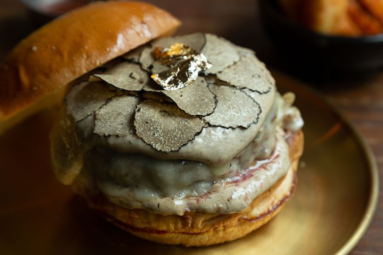 Hamburger mit Trüffel und Blattgold: Manche Hotels liefern auch exzentrische Speisen aufs Zimmer.
