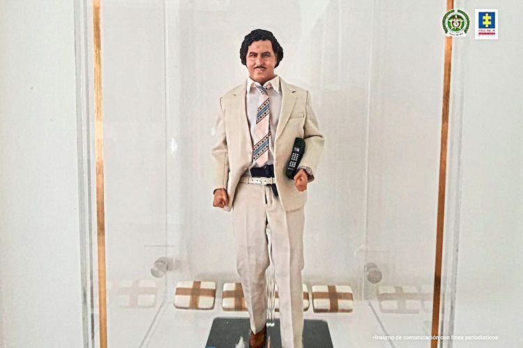 Eine Puppe, die Pablo Escobar darstellt