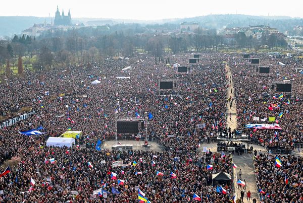 Zehntausende-demonstrieren-gegen-Regierung-in-Prag