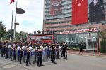 Türkische Behörden startet Räumung der CHP-Zentrale Nachdem CHP-Chef Özgür Özel sich mit Abgeordneten seiner Partei in der Parteizentrale verschanzt hat, haben nun türkische Behörden mit der Räumung begonnen
