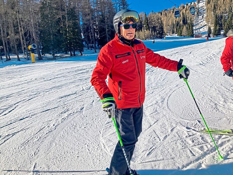 Franz Klammer behelmt und im Skianzug auf Skiern stehend