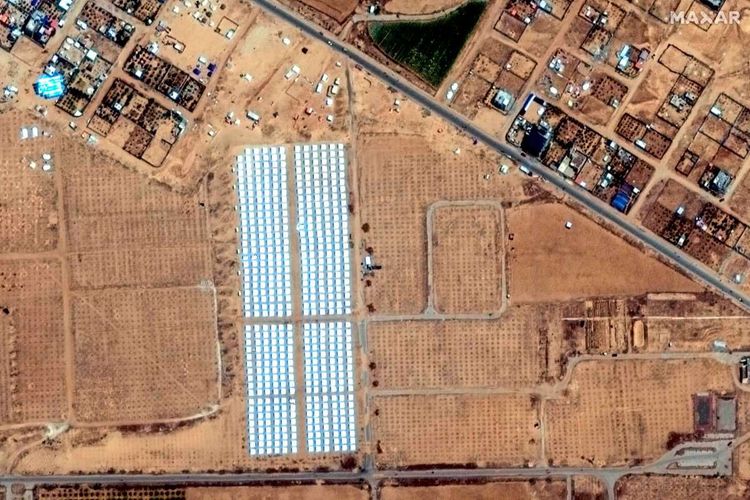 Satellitenbilder zeigen den Aufbau von Zeltstädten im Gazastreifen.