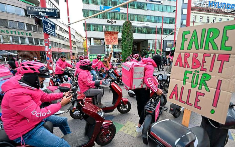 Demonstration der Foodorra-Essenszusteller für bessere Arbeitsbedingungen auf Mariahilfer Straße in Wien.