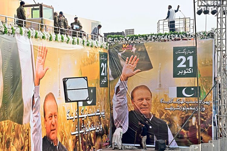 Nawaz Sharif ist am 21. Oktober auf großen Plakaten in Lahore zu sehen.