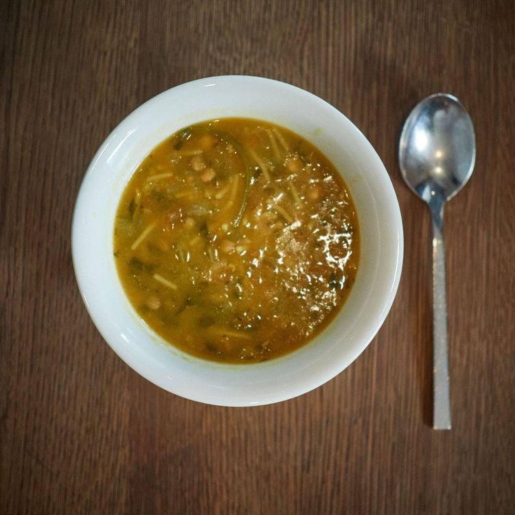 Mit der marrokanische Suppe Harira kann man sich bei winterlichen Temperaturen schnell und einfach aufwärmen.