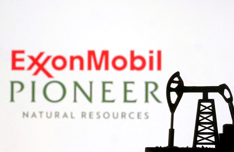 Das Exxon-Logo über einem Pioneer-Logo.