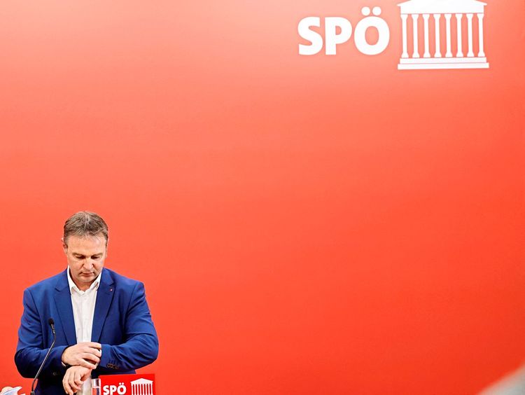 SPÖ-Chef Andreas Babler blickt auf die Uhr.