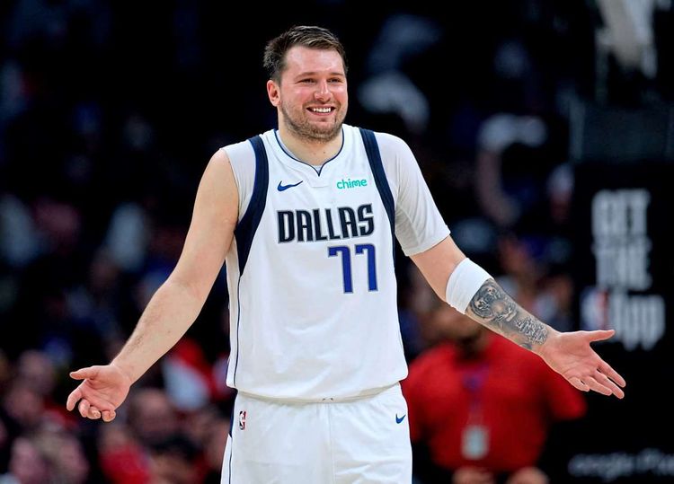 Luka Doncic lacht.