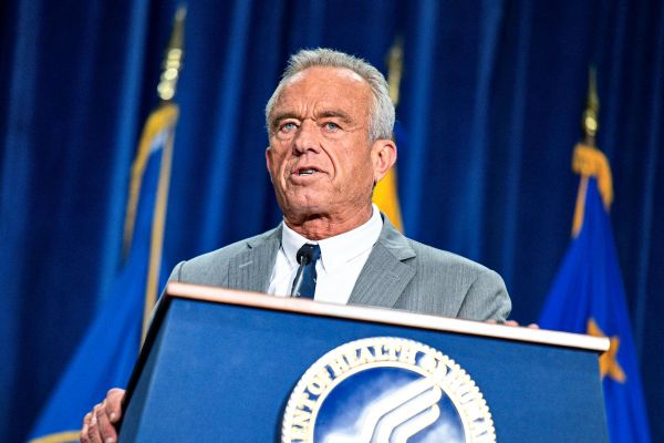 -Wahnsinn-Scharfe-Experten-Kritik-an-Kennedys-Impf-Experiment-in-Afrika