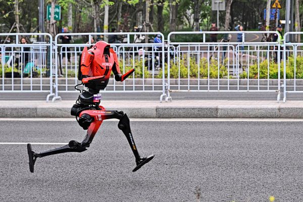 Roboter-h-ngen-Menschen-beim-Peking-Halbmarathon-in-Weltrekordzeit-ab