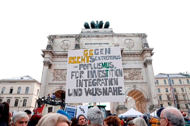 Menschen halten Schilder hoch bei Demo gegen Rechts am Sonntag, 21.1.2024, in München, Deutschland.