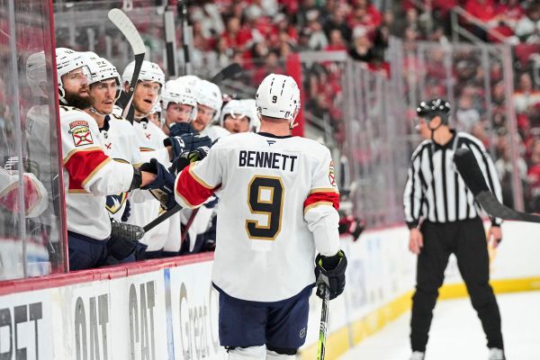 nhl-titelverteidiger-florida-h-lt-mit-n-chstem-sieg-in-carolina-finalkurs