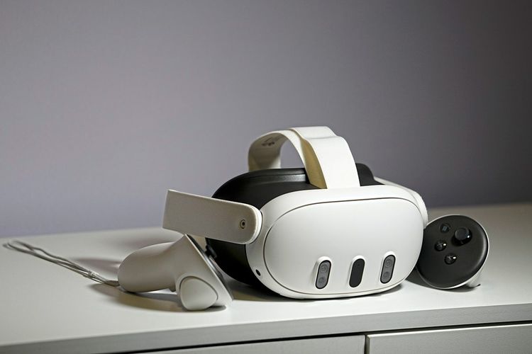 Das Bild zeigt Metas Headset Quest 3 mit zwei Controllern.