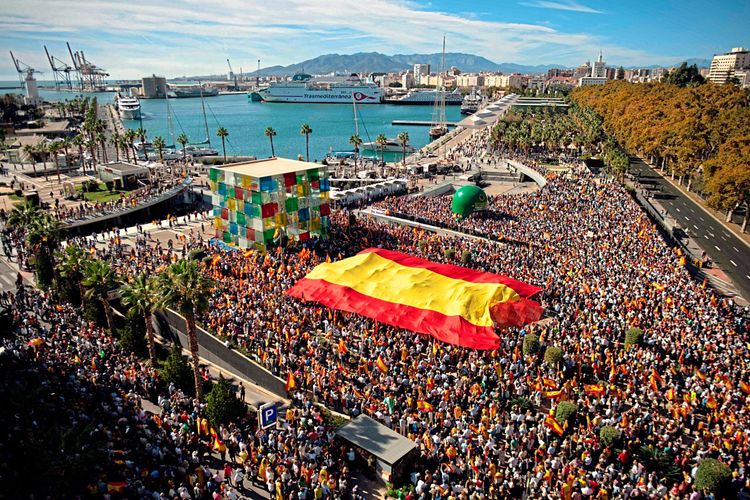 Demonstranten mit einer riesigen Spanien-Flagge in Malaga.