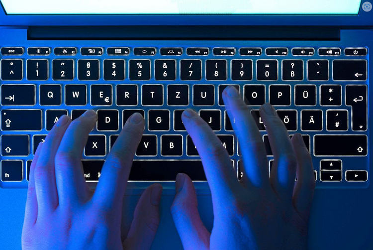 Hände auf Tastatur