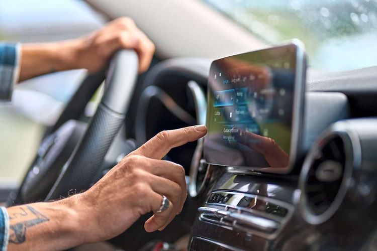 Das Bild zeigt den Touchscreen eines Fahrzeuges