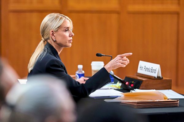 Hitzige-Anh-rung-im-US-Senat-Pam-Bondi-beantwortet-kritische-Fragen-mit-verbalen-Attacken