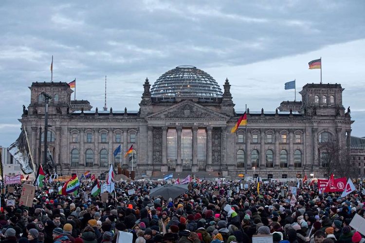 Menschenmenge vor Bundestagsgebäude.