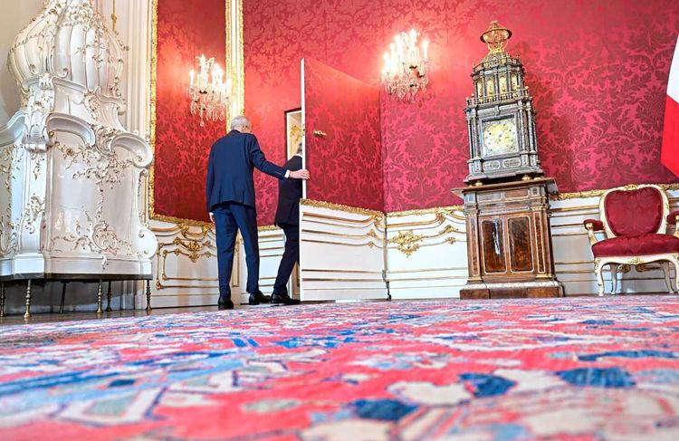 ÖVP-Chef Karl Nehammer (ÖVP) tritt mit Alexander Van der Bellen in das Zimmer hinter der Tapetentür in der Hofburg