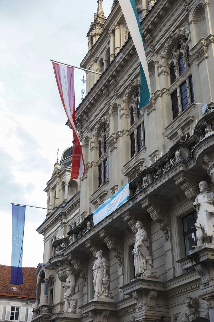 In Graz hängt eine Israel-Flagge vom Rathausbalkon – aber quer.