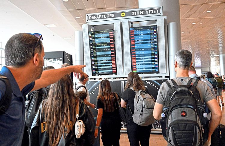 Reisende beobachten am Flughafen Ben Gurion in Tel Aviv die Abflüge aus Israel.