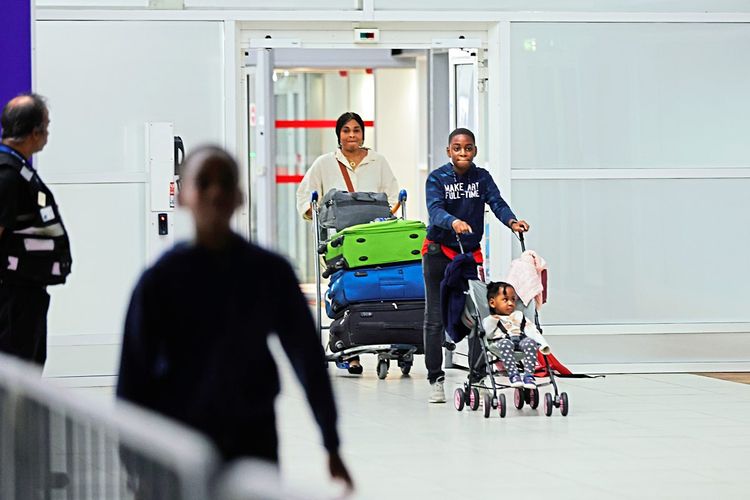 Die Französin Raissa Kalembho erreicht mit ihren Kindern den Paris Flughafen Charles de Gaulle.