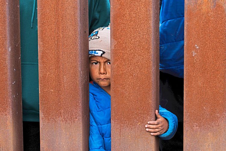 Flüchtlingskind vor fester Mauer