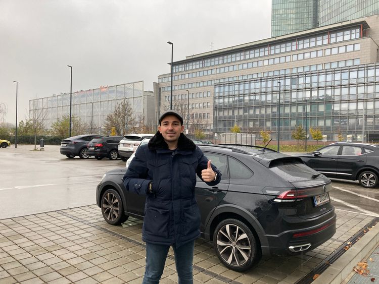 Nihat Sahan steht auf dem Billa-Plus-Parkplatz