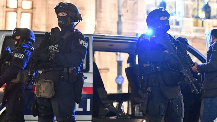 Eine Gruppe von Polizisten am 2. November 2020 nach einem jihadistischen Anschlag in der Wiener Innenstadt.
