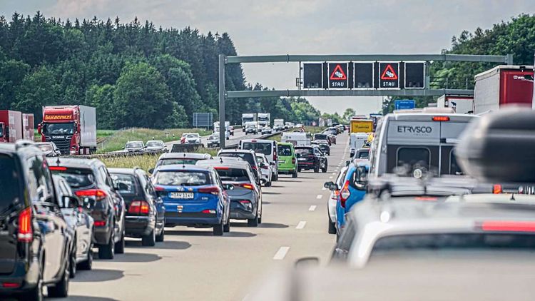 Ein Stau mit vielen Autos.